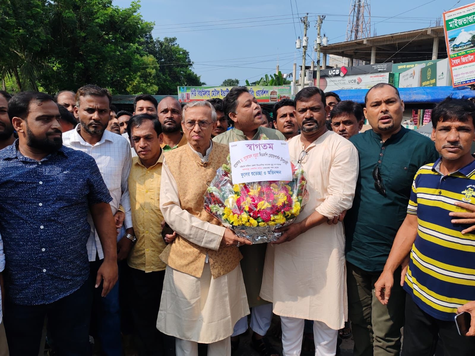 বিএনপি চেয়ারপার্সনের উপদেষ্টা প্রফেসর ড: সুকোমল বড়ুয়া পটিয়ার শান্তির হাটে সংবর্ধিত।